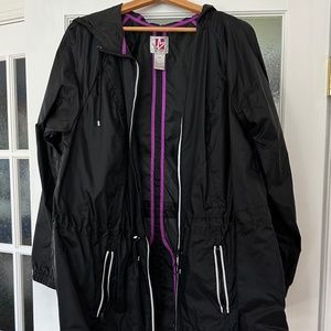 Lightweight athletic-fit raincoat